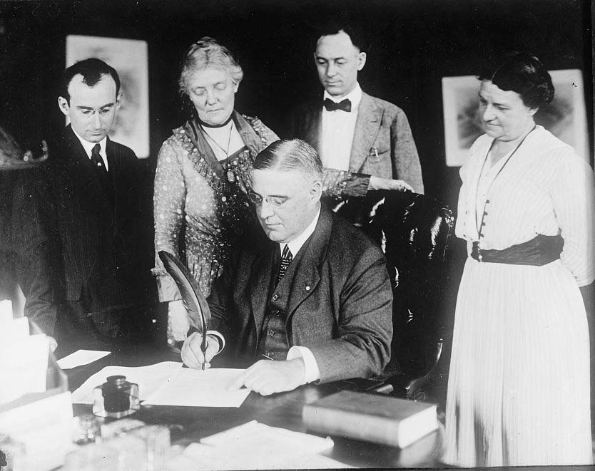 Pennsylvania governor William Sproul signs 19th amendment that gave US women the right to vote